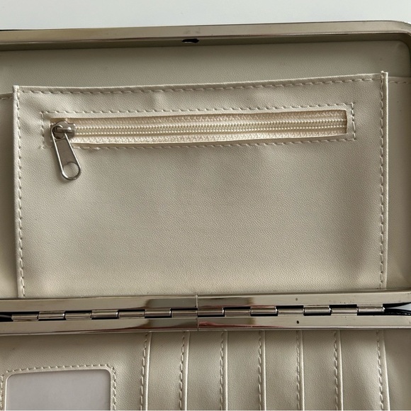 B&W Iconic Vogue Covers clutch - Picture 10 of 12